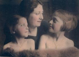 Maman, Denise  droite et moi  gauche...